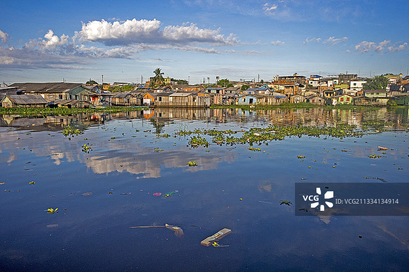 巴西马瑙斯沼泽边缘的贫民窟图片素材