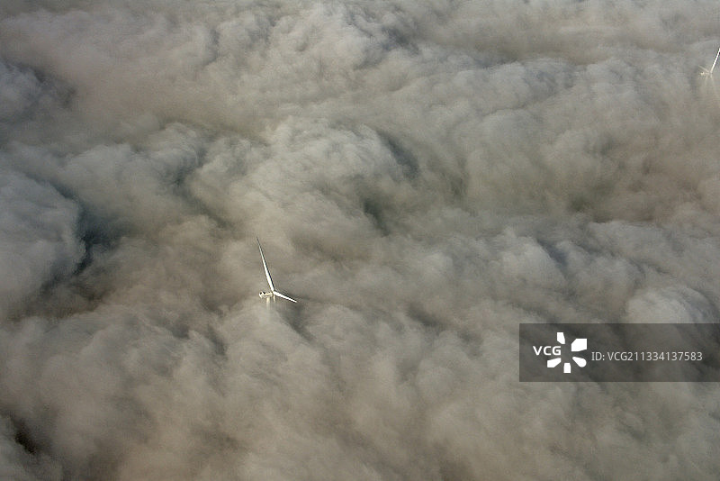法国皮卡第雾中风车图片素材