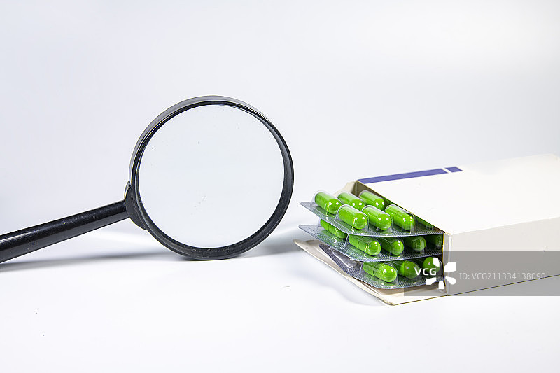 放大镜和药品图片素材