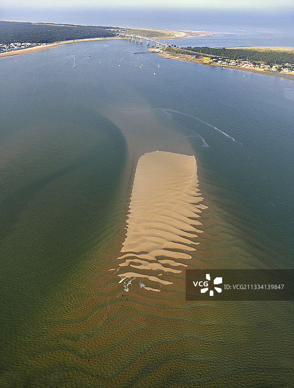 南北洋流在海湾交汇形成的长椅沙洲，在当前位置稳定下来之前不断移动了约一个世纪。图片素材