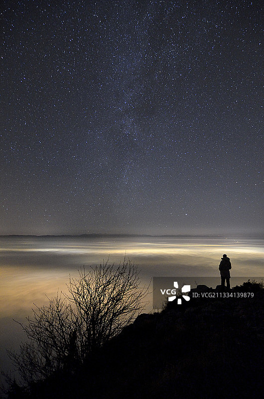 日内瓦灯光和银河照亮的层云图片素材