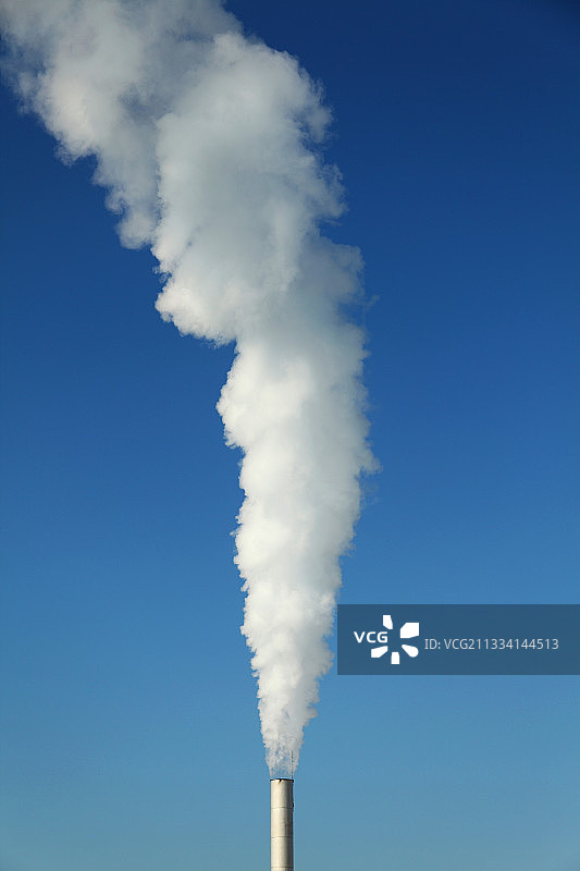 法国工厂烟囱冒出的烟雾图片素材