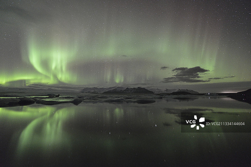 冰岛Jokulsarlon冰川湖上的北极光图片素材