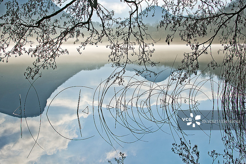 冬季法国比热地区的巴特兰湖黎明景色图片素材