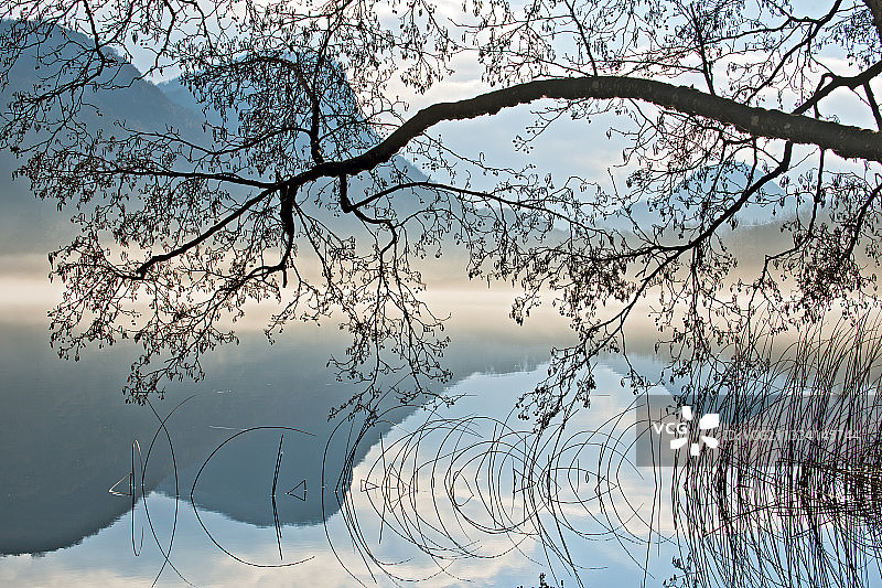 冬季法国比热地区的巴特兰湖黎明景色图片素材