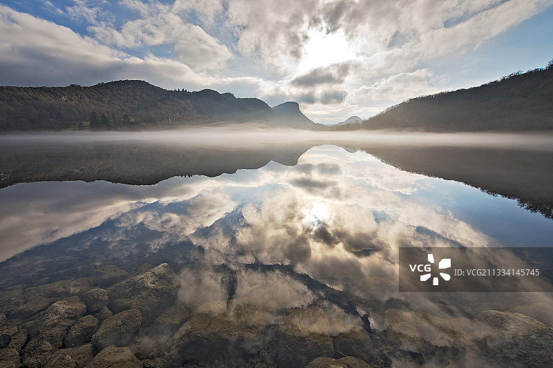 冬季法国比热地区的巴特兰湖黎明景色图片素材