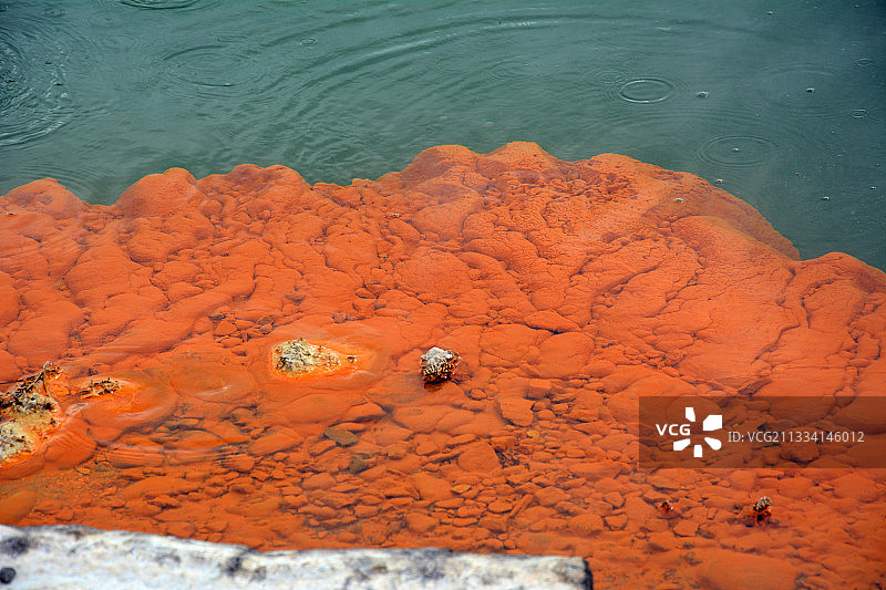 74度的热水源，形成62米深的陨石坑/表面的气泡是二氧化碳/边缘的橙色来自砷、硫化物、金和银的积累图片素材
