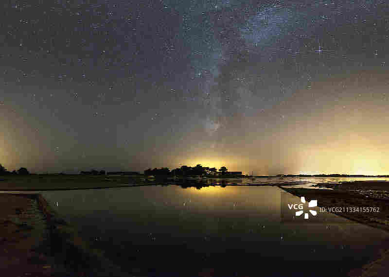 左远的南鱼座北落师门，中央的天鹰座牛郎星，右上方的天琴座织女星图片素材