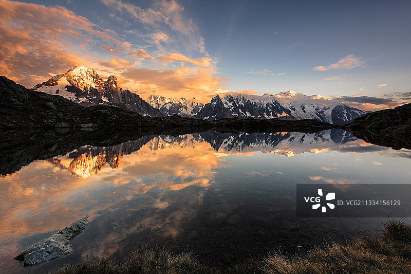 勃朗峰、霞慕尼针峰、大若拉斯峰、德鲁峰、绿针峰等图片素材