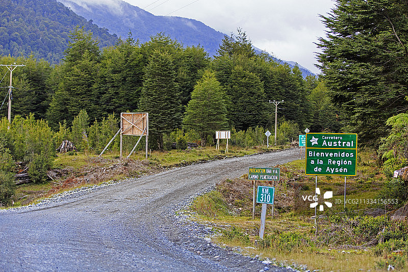 指示进入艾森-巴塔哥尼亚智利的路标图片素材