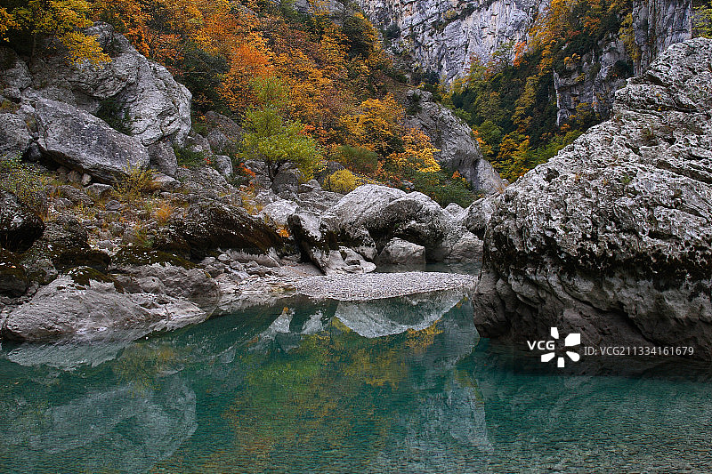 上普罗旺斯阿尔卑斯山秋季的凡尔登河 - 法国图片素材