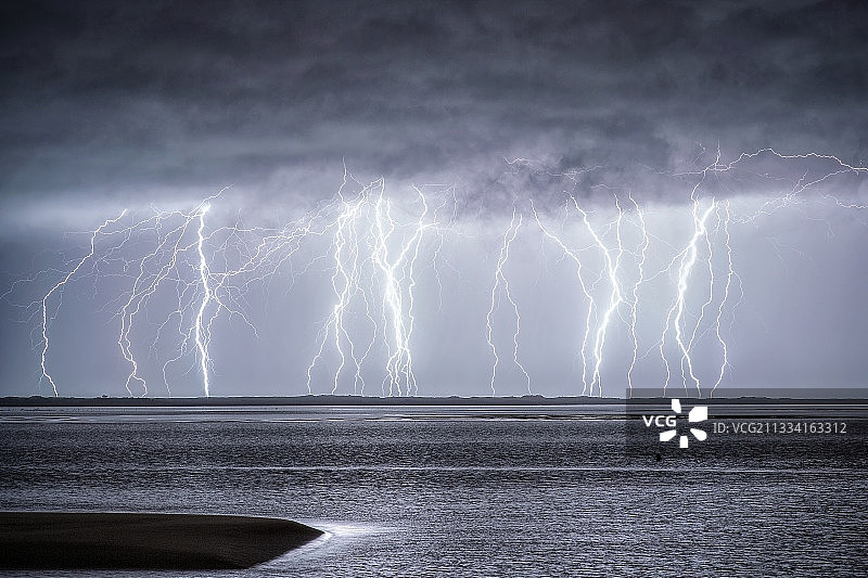 根据Meteorage的数据，闪电的平均强度达到8万安培。叠加10张照片，相当于5分钟的时间图片素材