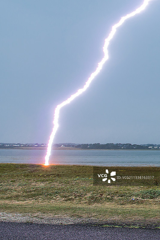 闪电袭击沙丘对摄影师50米的影响图片素材