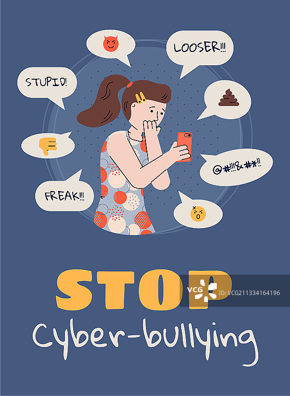停止网络欺凌 - 悲伤的女孩阅读霸凌短信图片素材