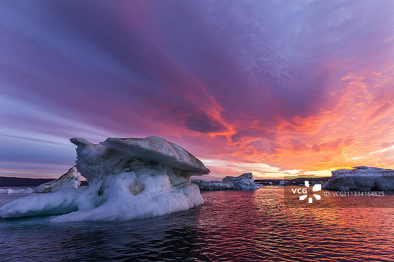 加拿大哈德逊湾日落时分融化的海冰图片素材