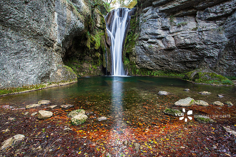 秋季比热地区的瀑布，法国图片素材