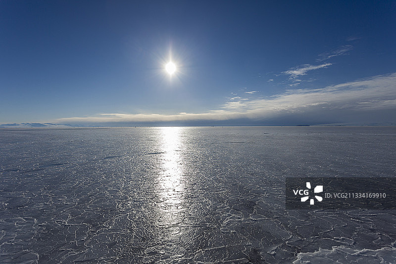 由于低温在几小时内形成的新鲜冰块图片素材