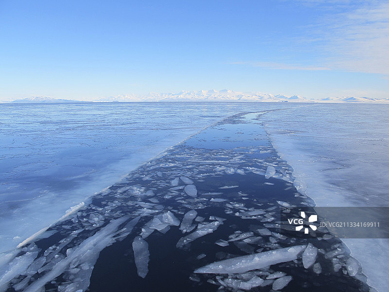 极地船只在数小时内形成的冰中开辟的航道图片素材