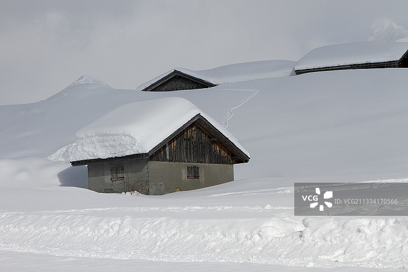 冬季雪山小木屋-法国阿拉维斯阿尔卑斯山图片素材