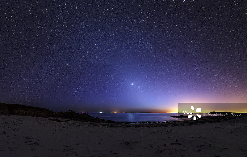 是右边的可见颜色还是光污染的暮光？图片素材