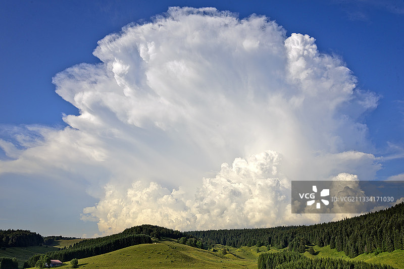积雨云形成 - 法国汝拉图片素材