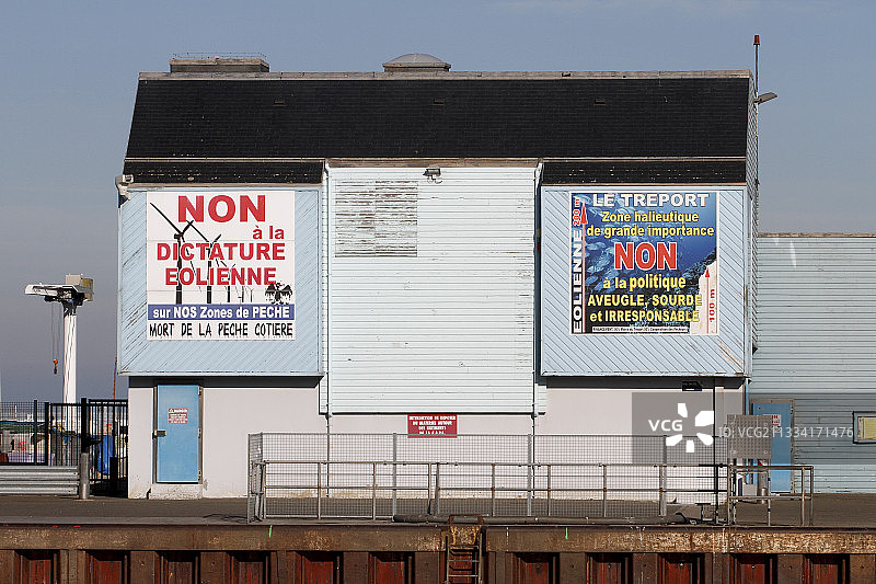 迎风招展的海报 - 特雷波尔渔港，法国图片素材