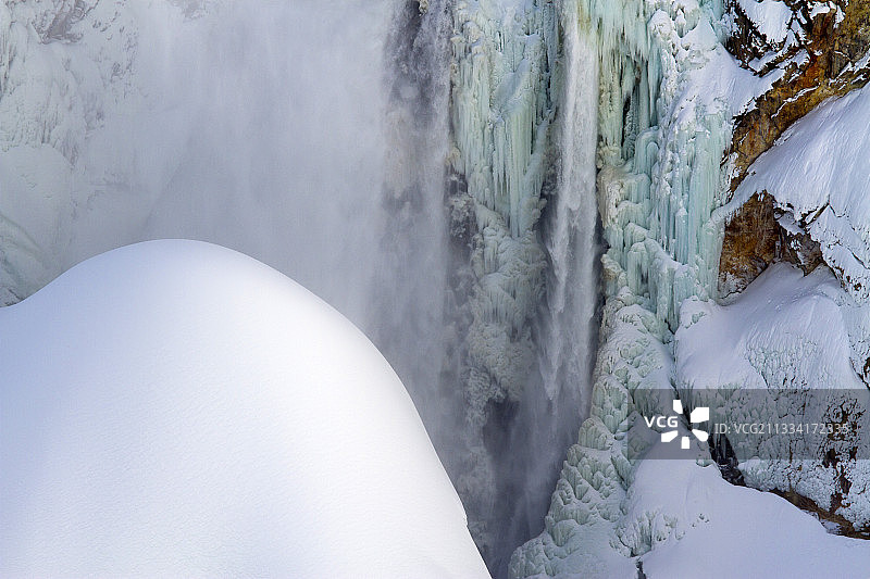 冬季的下瀑布 - 美国黄石国家公园图片素材
