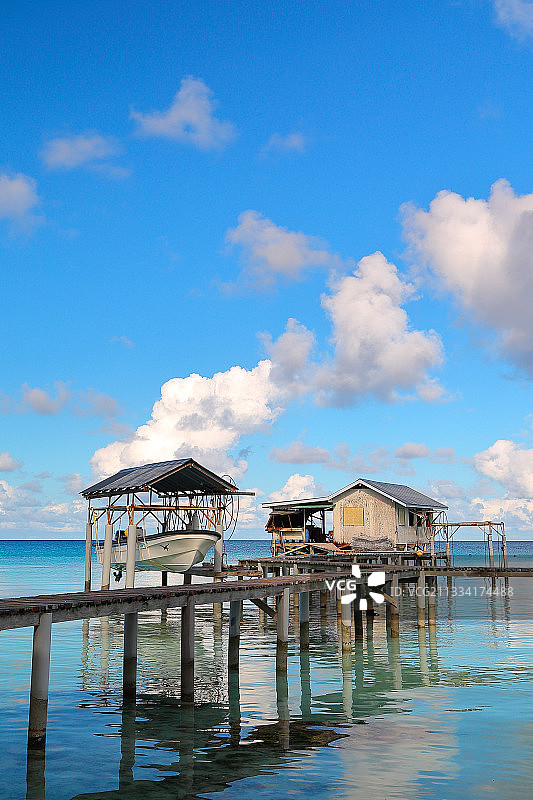 带有高脚屋和船用起重机的移植设施。位于岸边或过于靠近岸边的设施会影响牡蛎的质量。的确，水通常更温暖且停滞不前。图片素材