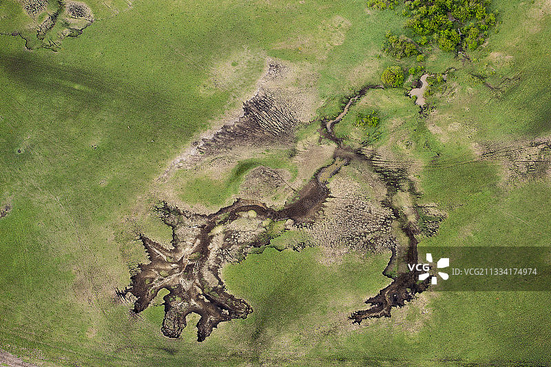 马拉河的干涸河道 - 肯尼亚马赛马拉图片素材