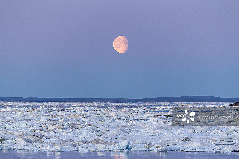 加拿大哈德逊湾满月与融化的海冰图片素材
