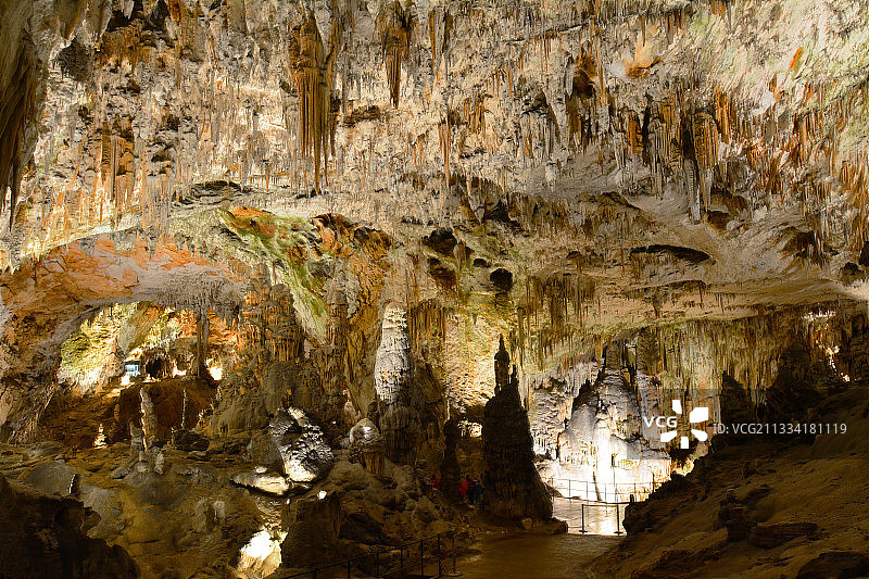 波斯托伊纳溶洞：皮夫卡河历经22公里冲刷，可乘小火车游览近6公里，洞内遍布石笋和石钟乳图片素材