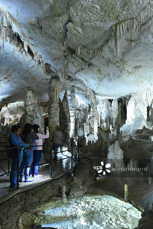 波斯托伊纳溶洞：皮夫卡河历经22公里冲刷，可乘小火车游览近6公里，洞内遍布石笋和石钟乳图片素材