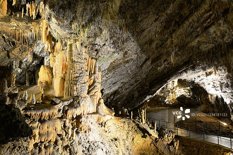 波斯托伊纳溶洞：皮夫卡河历经22公里冲刷，可乘小火车游览近6公里，洞内遍布石笋和石钟乳图片素材