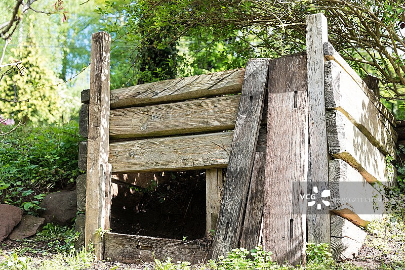 法国摩泽尔省花园里的手工堆肥箱图片素材