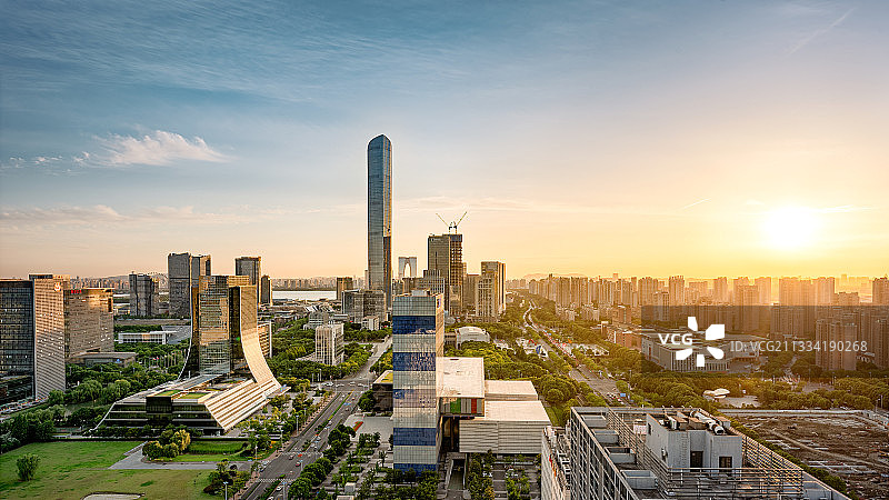 黄昏时太阳即将落山的苏州工业园区湖东CBD风景图片素材