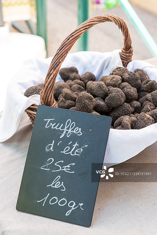 法国普罗旺斯夏季市场柳条篮中的松露图片素材