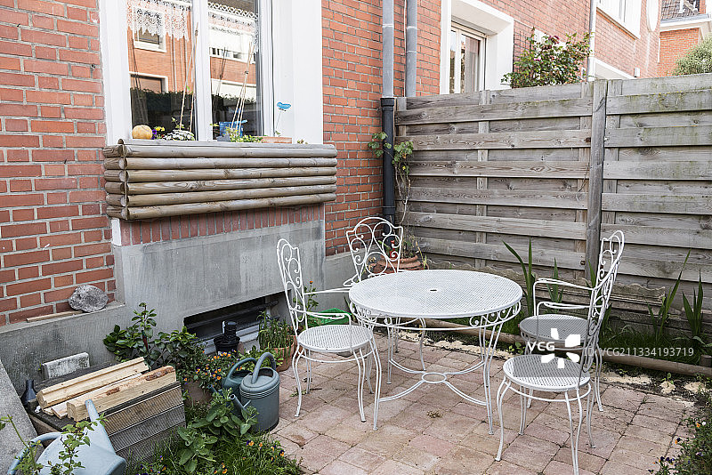 法国加来海峡城市房屋露台上的餐桌图片素材