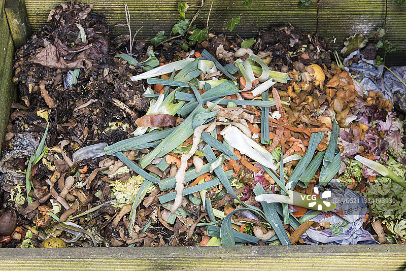 法国春天花园里的堆肥图片素材