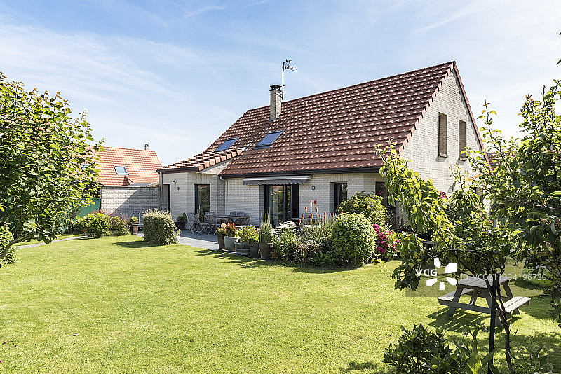 法国加来海峡省pavillonnaire区域的砖房和花园图片素材