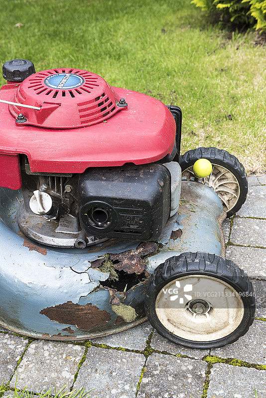 锈蚀的割草机曲轴箱图片素材