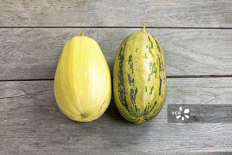 木桌上的意大利面瓜图片素材