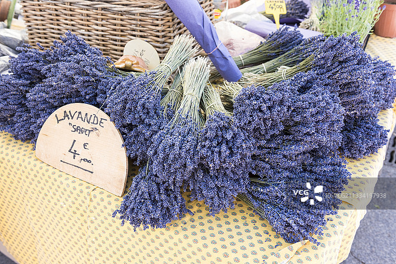 市场上索尔特薰衣草花束，夏季，普罗旺斯，法国图片素材