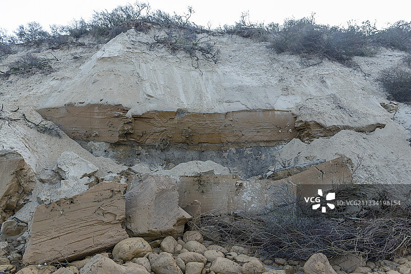 冬季法国维桑海滩上沙丘侵蚀后掉落的泥块图片素材