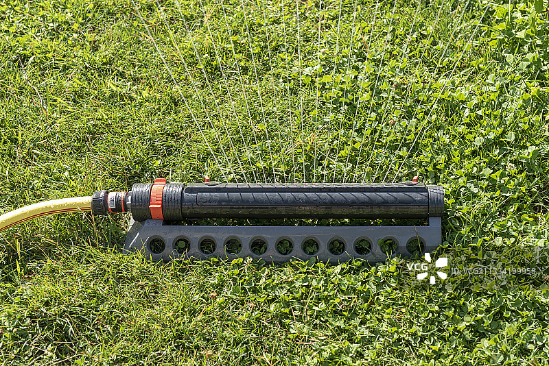 夏季，法国摩泽尔的草坪上旋转的喷水器图片素材