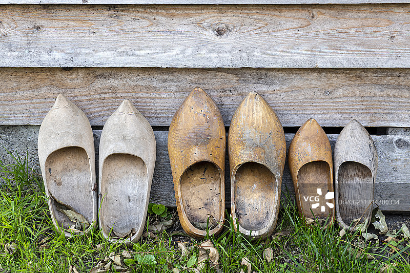 花园里的装饰木鞋图片素材