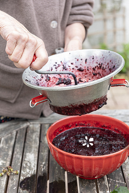 在法国加来海峡制作老式黑莓果酱图片素材