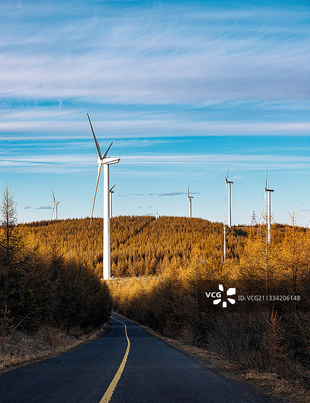 道路山地森林风力发电机图片素材