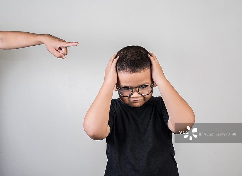 男孩被父母责骂后感到难过图片素材
