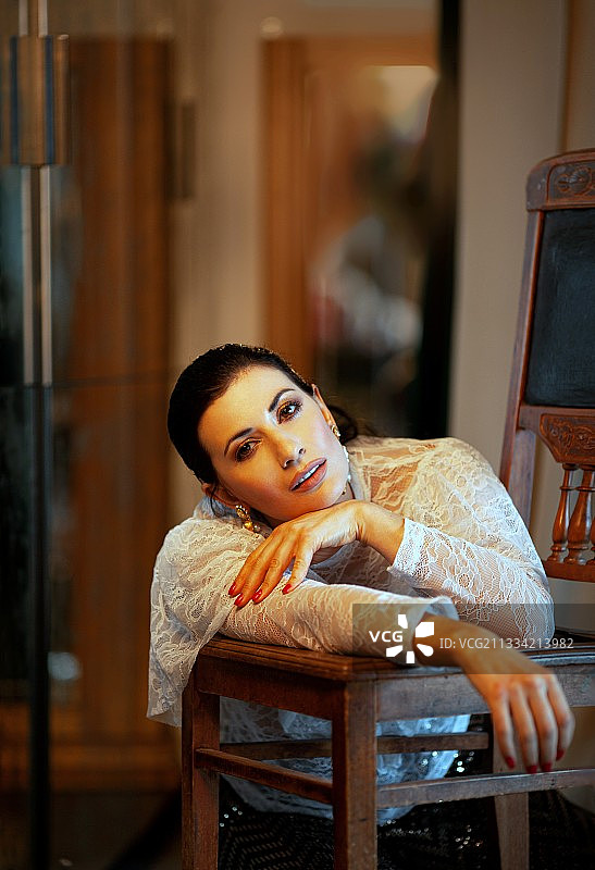 坐在家里的椅子上的女子肖像图片素材