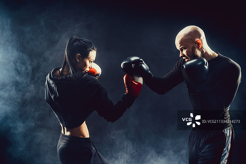 女拳击手在擂台上比赛图片素材